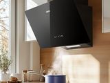 une plaque de cuisson avec une casserole dessus, dans une cuisine