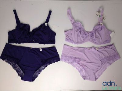des combinaisons violettes et lilas posées sur une table blanche, avec une étiquette dessus