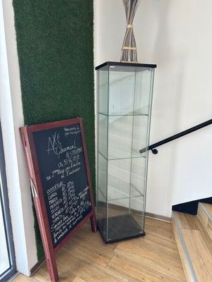 une vitrine avec un tableau noir et un tableau noir posé par terre