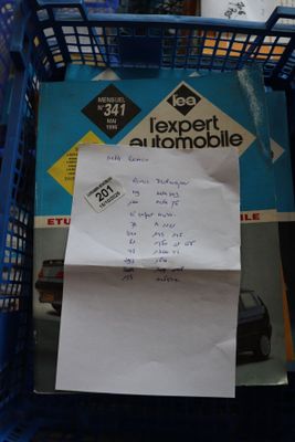 un panier de courses bleu contenant un ticket de caisse