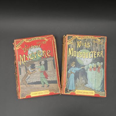 deux livres posés sur une table