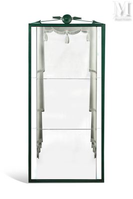 la vitrine en verre est munie d'un miroir sur le dessus