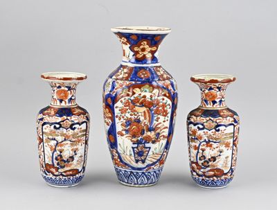 trois vases posés l'un à côté de l'autre sur une table