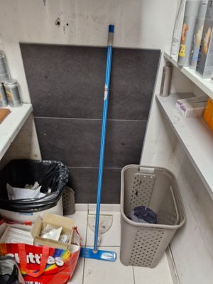 Poubelle en PVC, panier en PVC, balai et une pelle