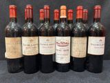 six bouteilles de vin sont alignées sur une table