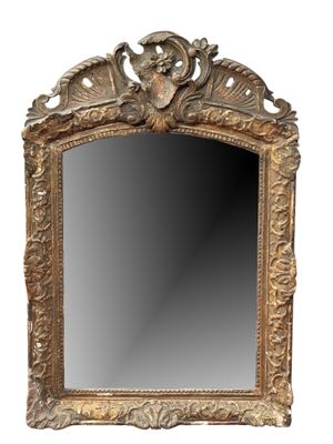 un miroir richement sculpté sur fond blanc, avec un fond blanc