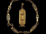 un bracelet en or orné d'un hiéroglyphe égyptien