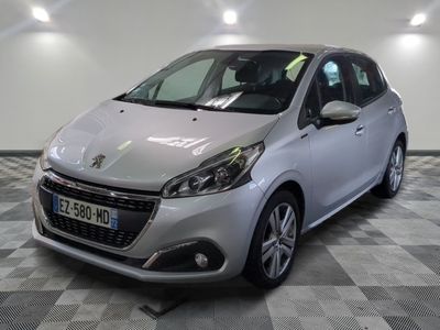 la voiture argentée est garée dans le garage sur le sol en damier