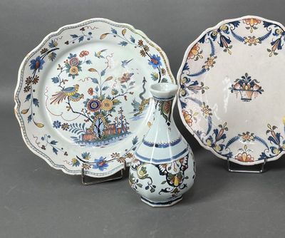 deux assiettes et un vase posés sur une table
