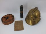 un casque doré et d'autres objets posés sur une surface blanche