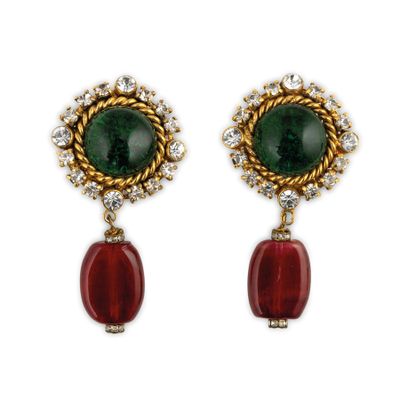 une paire de boucles d'oreilles ornées de pierres vertes et rouges