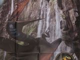 une grande affiche représentant un homme en train d'escalader une montagne