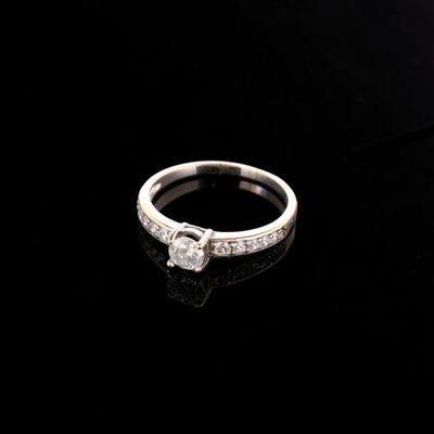 Bague en or gris 9k (375e), ornée d'un diamant brillanté en … - Photo 1