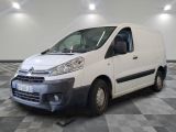 la camionnette blanche est garée sur le sol en damier d'une pièce