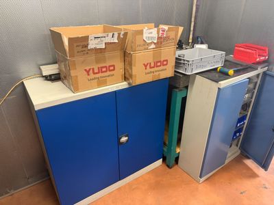 des boîtes posées sur une armoire bleue dans une pièce