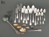 beaucoup de cuillères en argent et de cuillères sur la table