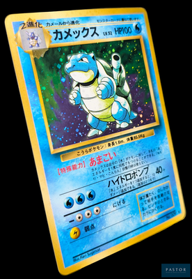 gros plan d'une carte pokemon sur fond noir