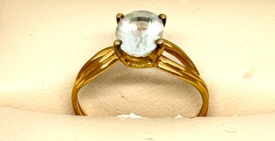 une bague surmontée d'une pierre blanche