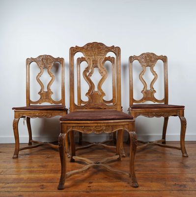 un ensemble de quatre chaises de salle à manger en chêne sculpté de style victorien