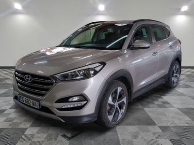 Le SUV argenté est garé sur le sol à damier du garage.
