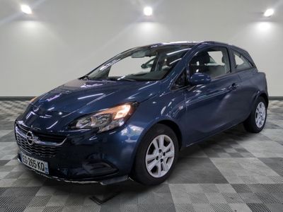 la voiture bleue est garée sur un sol en damier dans le garage