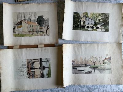 trois tableaux représentant une maison sont accrochés à une toile bleue