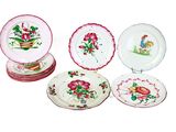 cinq assiettes ornées de motifs différents, posées sur un fond blanc