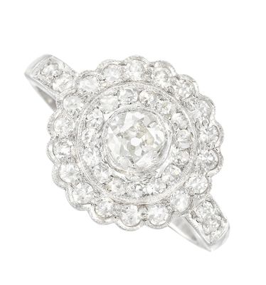 gros plan d'une bague en diamant sur fond blanc