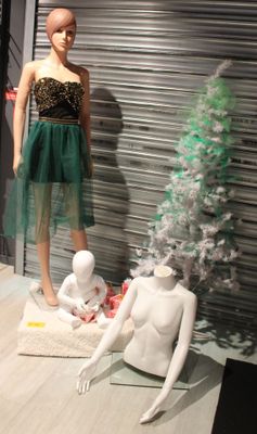 Réunion d'un mannequin, un buste et un bébé