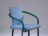 une chaise bleue à motifs de pois