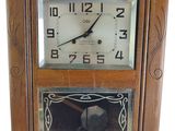 une horloge en bois accrochée au mur