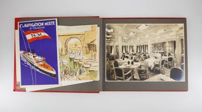 deux photos d'un bateau au milieu d'un livre