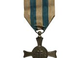 Gros plan sur une médaille ornée d'une croix