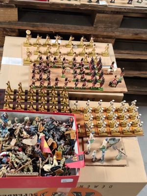 beaucoup de petits soldats dans une boîte posée sur la table
