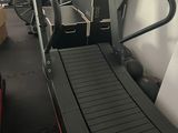 un tapis de course qui se trouve dans une pièce