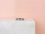 un bloc de marbre blanc sur lequel repose une bague en diamant
