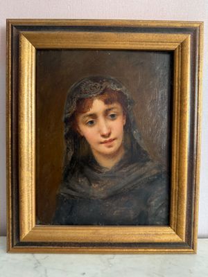 une peinture à l'huile représentant une femme vêtue d'un châle noir, dans un cadre doré