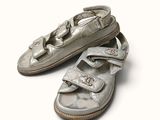 une paire de chaussures de bébé posées sur une surface blanche