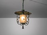 le luminaire est suspendu au plafond de la pièce