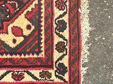 un tapis posé par terre, avec un chat assis dessus