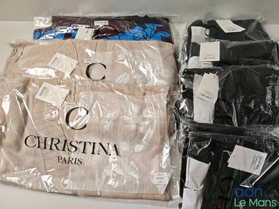 un tas de vêtements posés sur une table