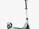 l'image d'un scooter posé sur une surface blanche