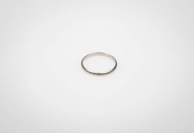 une bague en argent sur fond blanc
