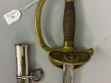 une épée posée à côté d'un briquet