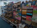 un vaste choix d'articles dans un magasin où il y en a beaucoup