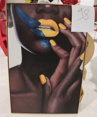 une image représentant une femme aux ongles jaunes et avec une lèvre bleue dessinée sur le visage