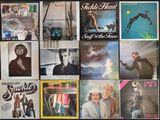 de nombreuses pochettes d'albums sur le mur de cette pièce
