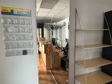 un miroir accroché au mur à côté d'une bibliothèque dans une pièce