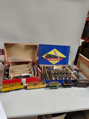 une table sur laquelle sont posés des trains miniatures