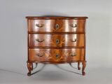 une commode ancienne en bois, avec des poignées et des tiroirs en laiton
